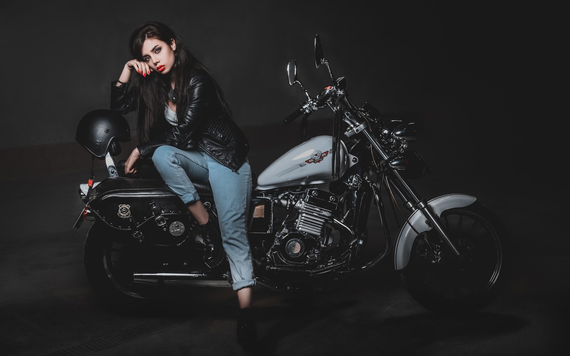 Biker girls: style and drive brings the glow — live moments in Hamamatsu