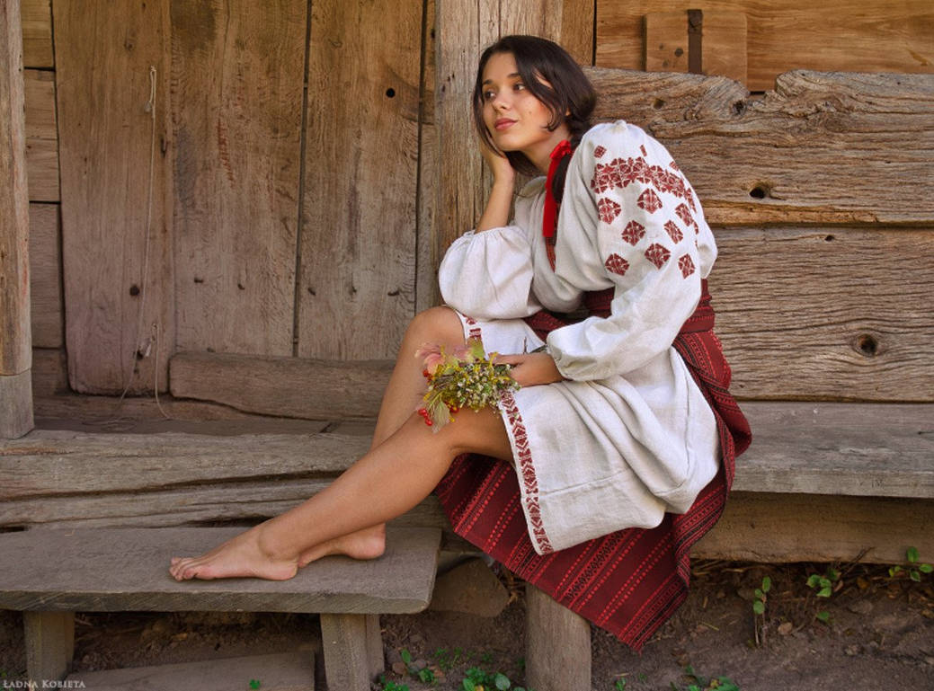 Fresh photos, fresh mood — Women in Slavic costumes online in Hamamatsu